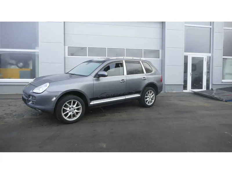 Porsche Cayenne SUV 2005