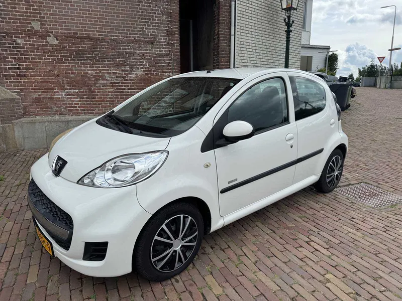 Peugeot 107 1.0-12V Millesim 200 2011