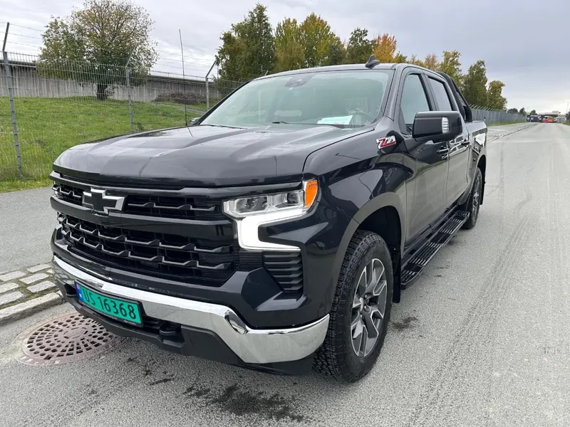 Chevrolet Silverado Z71 5.3 V8 360 HK 4X4 AUT HENGERFESTE SKINN TAKLUKE PLANTREKK 2023